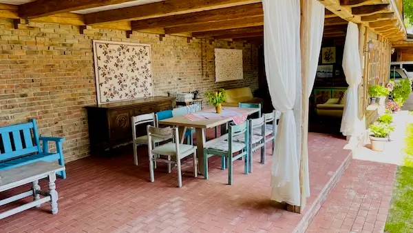Drewniana altana w Agroturystyka Na Górze (Obrocz) – przestrzeń relaksu podczas noclegów w sercu Roztocza