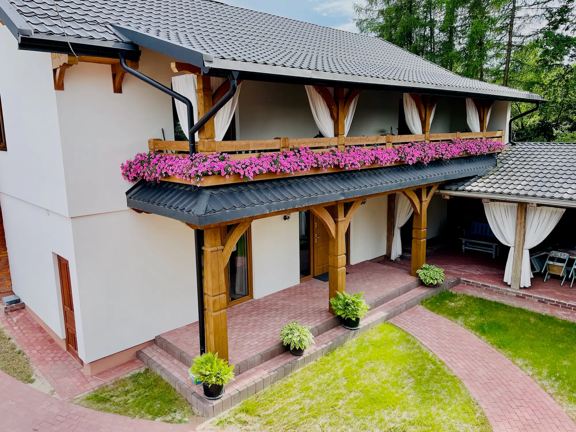 Taras apartamentów Noclegi Na Górze w Obroczy – komfortowe apartamenty w sercu Roztocza, blisko Zwierzyńca.