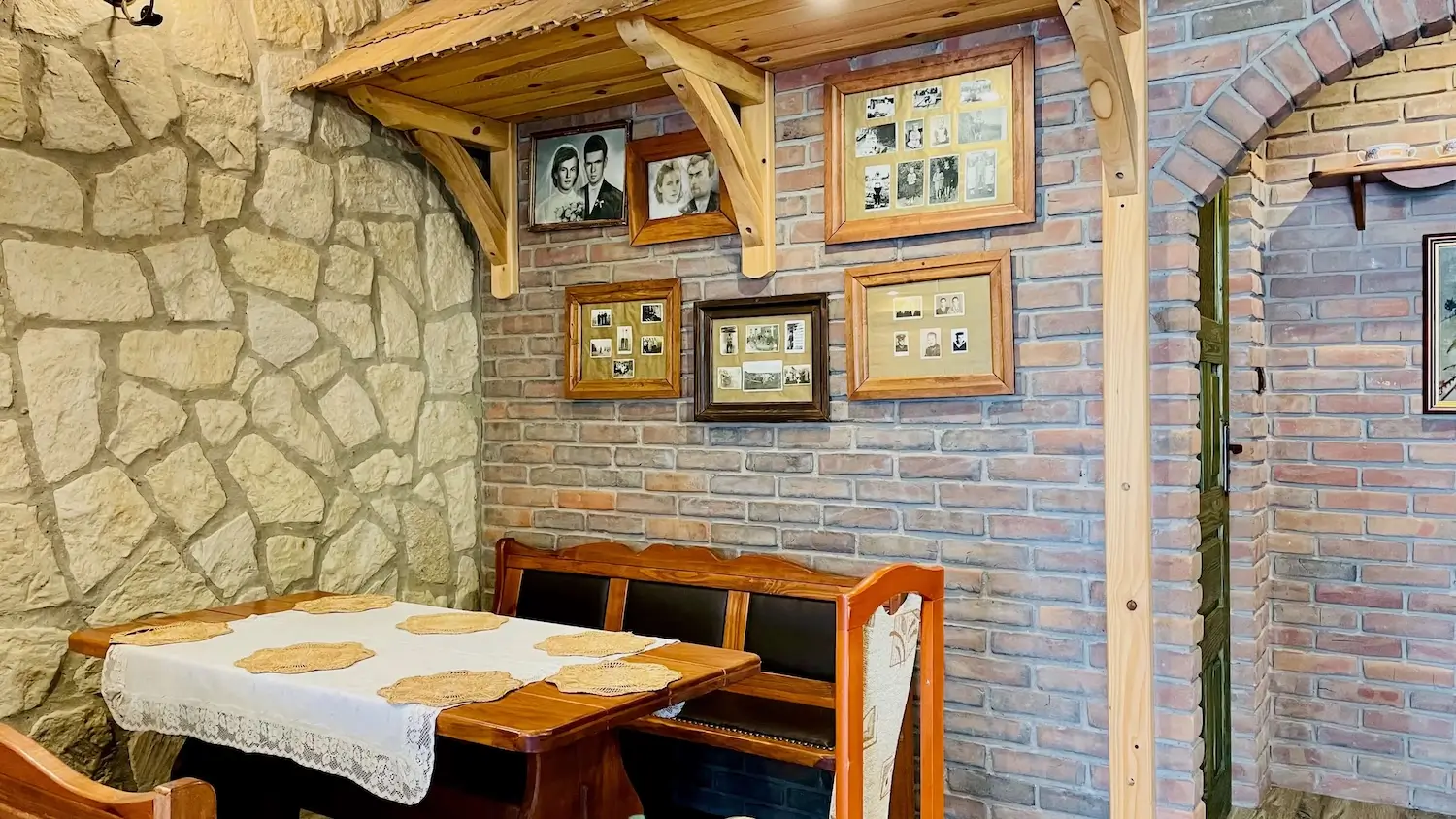 Wspólna przestrzeń w Agroturystyka Na Górze z zabytkową galerią zdjęć – komfortowe pokoje i apartamenty, noclegi Roztocze, Zwierzyniec