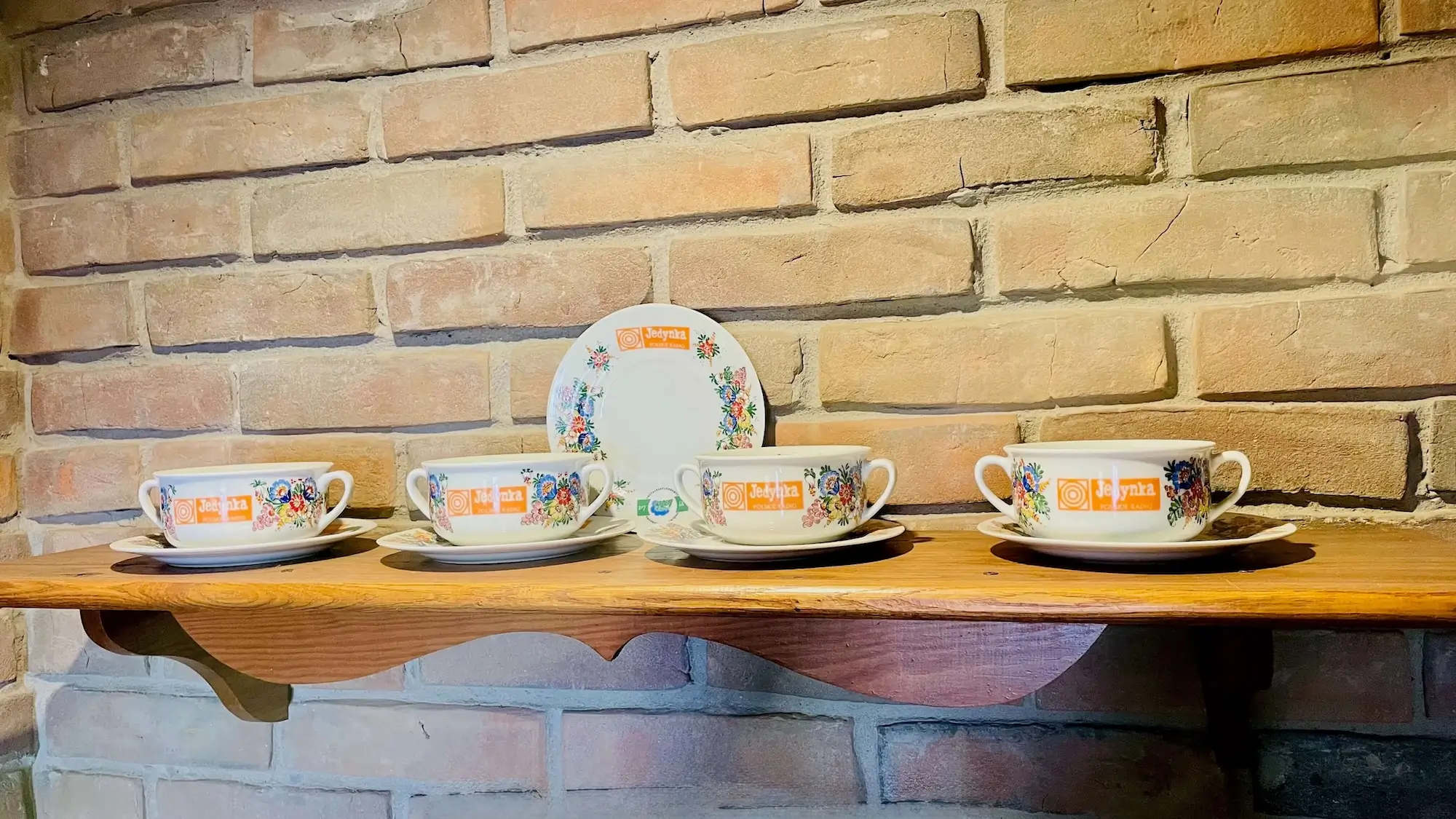 Dekoracyjne ceramiczne kubki w salonie Agroturystyka Na Górze w Obroczy – stylowy wystrój wnętrza, noclegi Roztocze, blisko Zwierzyńca