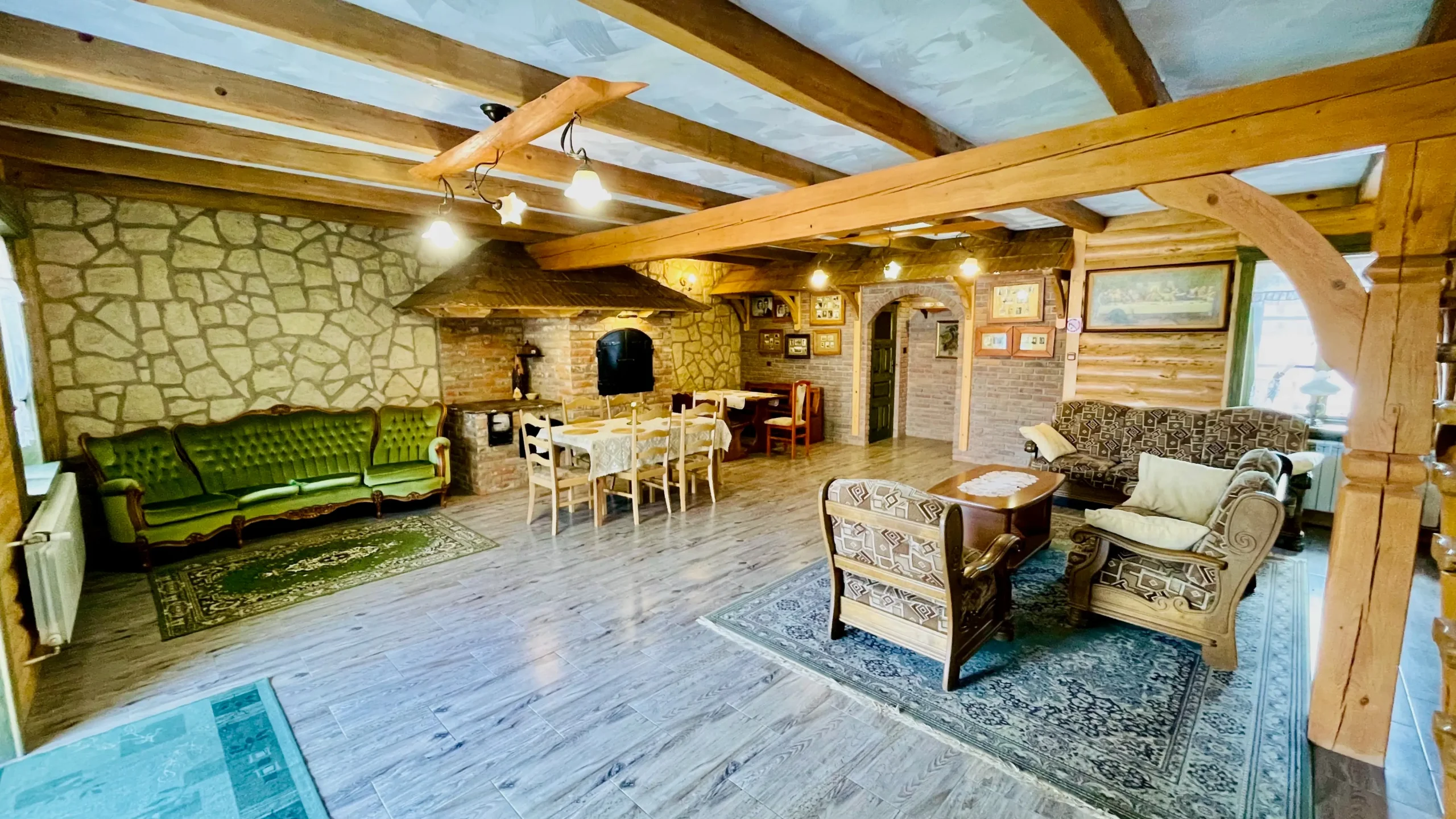 Stylowy salon w stodole Agroturystyka Na Górze w Obroczy – miejsce wspólnego wypoczynku dla gości noclegów w Roztoczu blisko Zwierzyńca