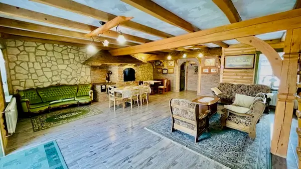 Przytulny salon w Agroturystyka Na Górze w Obroczy – komfortowe noclegi w sercu Roztocza, wypoczynek po dniu pełnym atrakcji